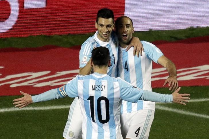 © Reuters. Argentinos Pastore, Zabaleta e Messi comemoram gol marcado contra o Paraguai