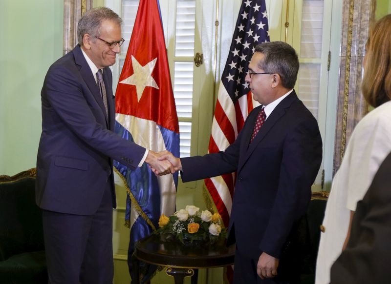 © Reuters. Cuba confirma a EEUU su decisión de restablecer relaciones y abrir embajadas