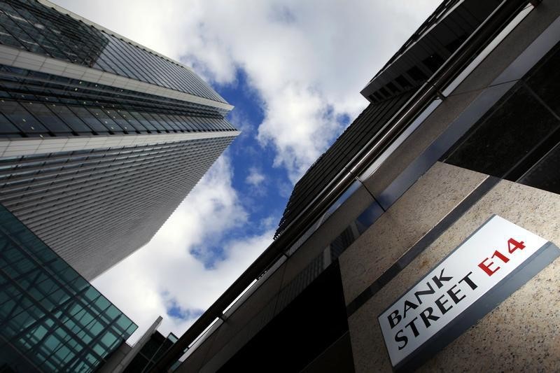 © Reuters. A sign for Bank Street and high rise offices are pictured in the financial district Canary Wharf in London
