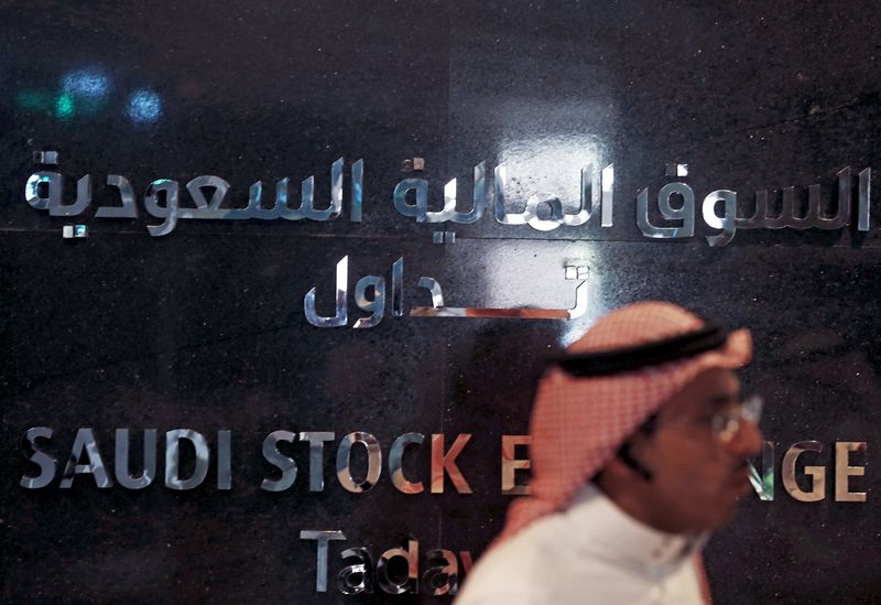 © Reuters. تباين أسواق الخليج وطاقة يرتفع في أبوظبي بفعل آمال الاندماج