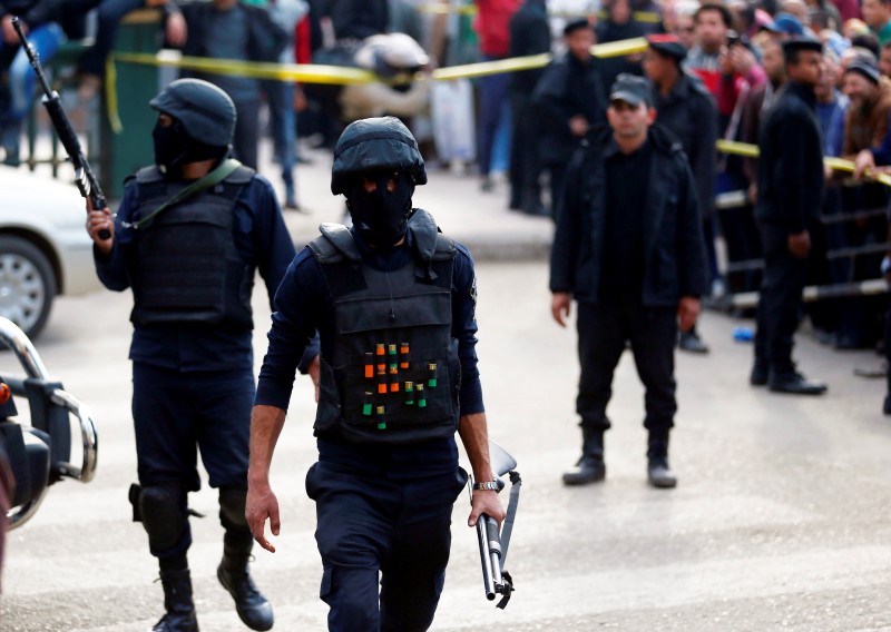 © Reuters. مصادر أمنية: قوات الأمن المصرية تقتل 9 "مسلحين" غربي القاهرة