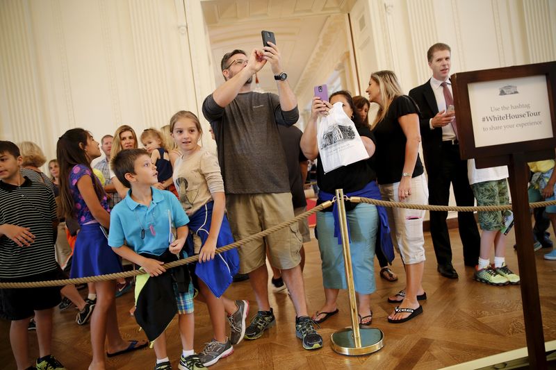 © Reuters. Visitantes tiram fotos durante tour da Casa Branca em Washington