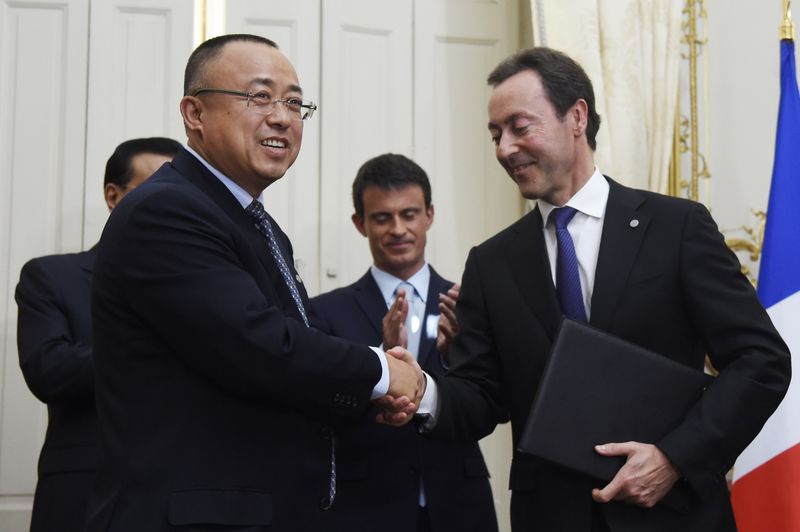 © Reuters. Fabrice Bregier, President and CEO of Airbus, shakes hands with Li Hai, President and CEO of China Aviation Supplies Holding Company, during an agreement signing ceremony at the Hotel Matignon in Paris