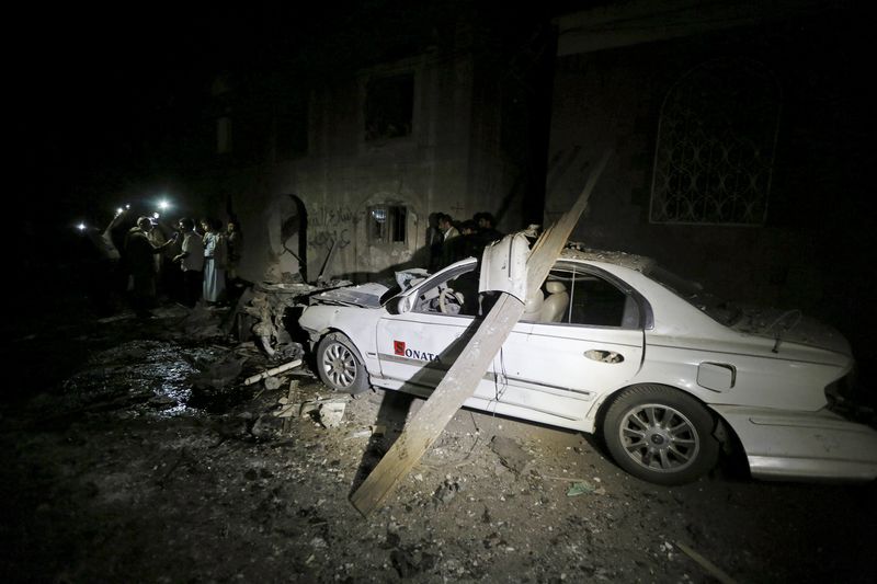 © Reuters. قذائف الحوثيين تقتل 18 شخصا باليمن وحمى الضنك تنتشر بسرعة