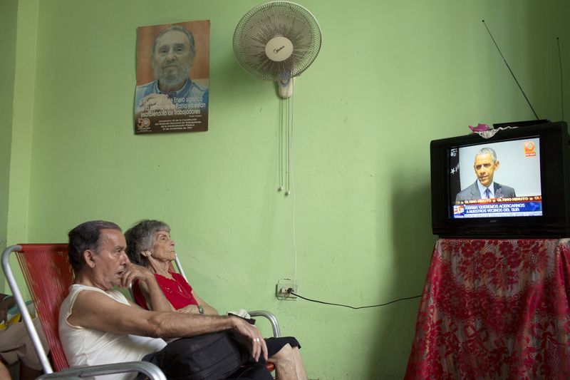 © Reuters. Cubanos assistem à transmissão da mensagem do presidente dos Estados Unidos