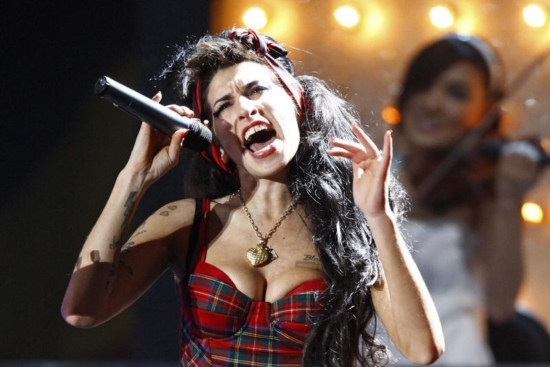 © Reuters. Cantora britânica Amy Winehouse durante show em Londres