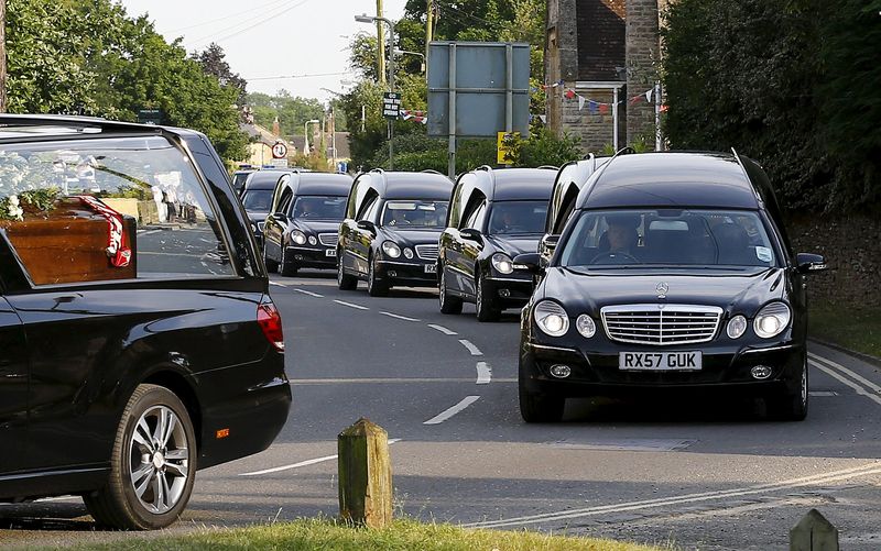 © Reuters. Cortejo em Oxford de carros com vítimas britânicas de ataque na Tunísia 