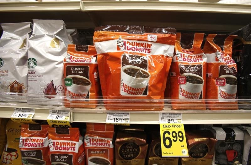 © Reuters. Dunkin' Donuts coffee packs are pictured alongside other coffee brands on the shelves of a grocery store in Pasadena