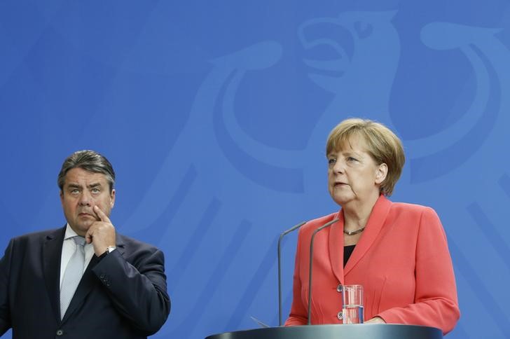 © Reuters. Ministro da Economia alemão, Sigmar Gabriel, e a chanceler da Alemanha, Angela Merkel