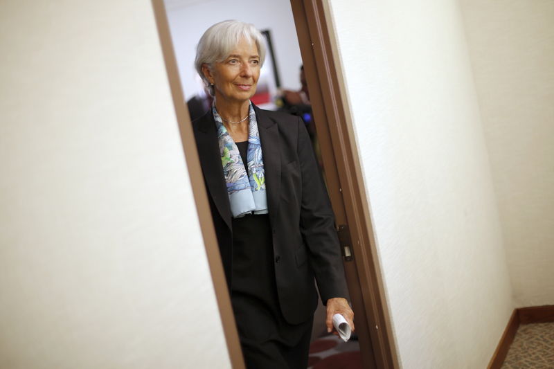 © Reuters. Lagarde returns to her office after an interview at IMF headquarters in Washington