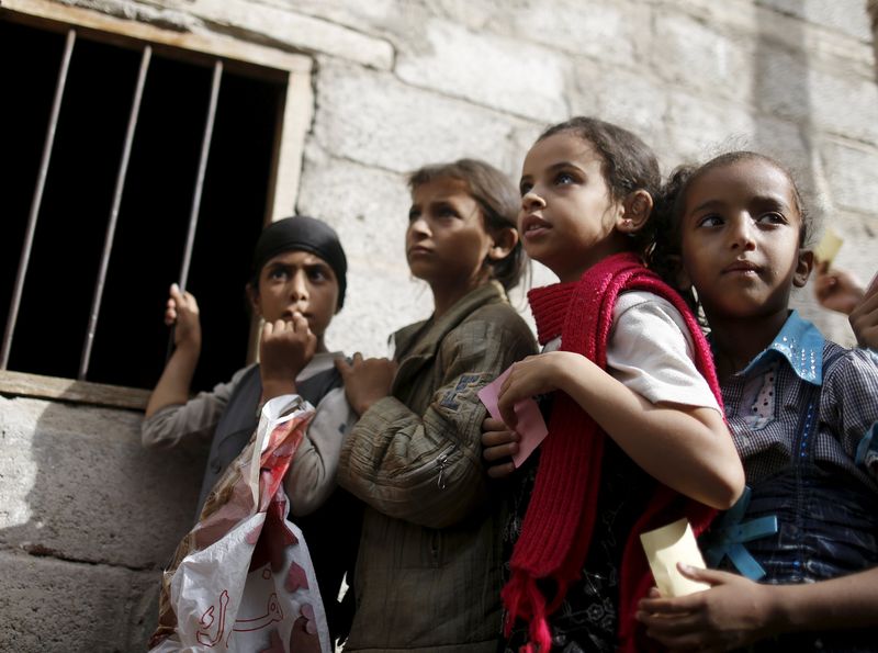 © Reuters. Garotas aguardam comida em local de assistência na capital do Iêmen, Sanaa