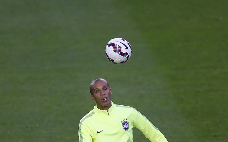 © Reuters. O zagueiro brasileiro Miranda durante treino no Chile