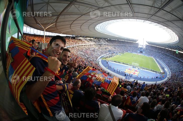 © Reuters. الاتحاد الأوروبي يحقق مع برشلونة بسبب أعلام وهتافات انفصالية