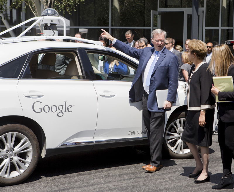 © Reuters. Presidente Dilma observa carro autônomo do Google em Mountain View