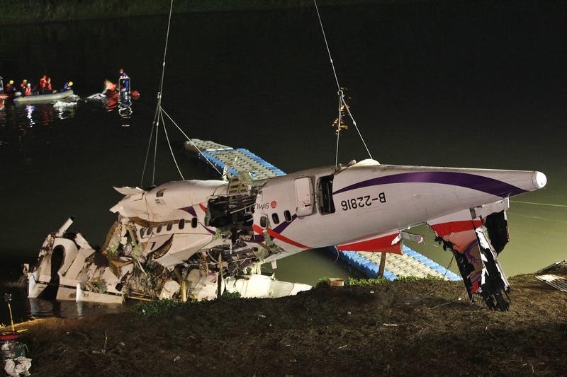 © Reuters. The wreckage of a TransAsia Airways aircraft is recovered from a river, in New Taipei City