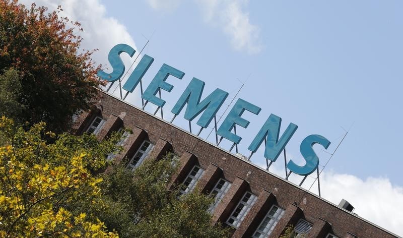 © Reuters. Логотип Siemens AG на заводе компании в Берлине