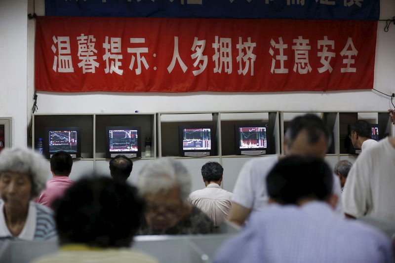 © Reuters. Shanghai, investitori nella sede di un brokerage