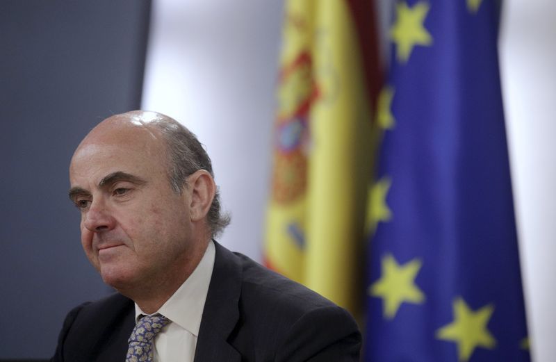 © Reuters. De Guindos dice que zona euro abierta a negociar si Grecia vota 