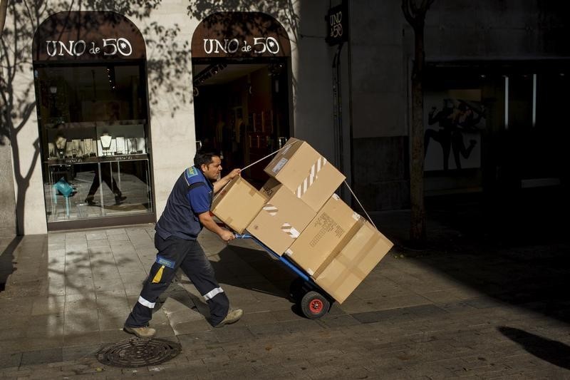 © Reuters. Worker transports boxes in central Madrid