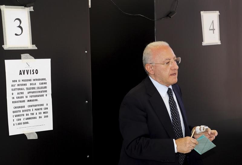 © Reuters. Vincenzo De Luca, the Democratic Party (PD) candidate for president of the southern Campania region, leaves the polling booth to cast his ballot, at a polling station in Naples, Italy 