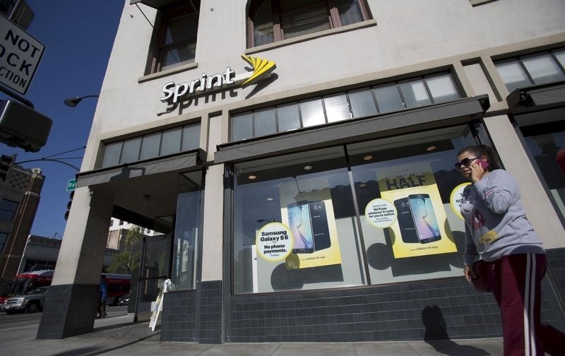 © Reuters. A person walks by a Sprint store in Pasadena