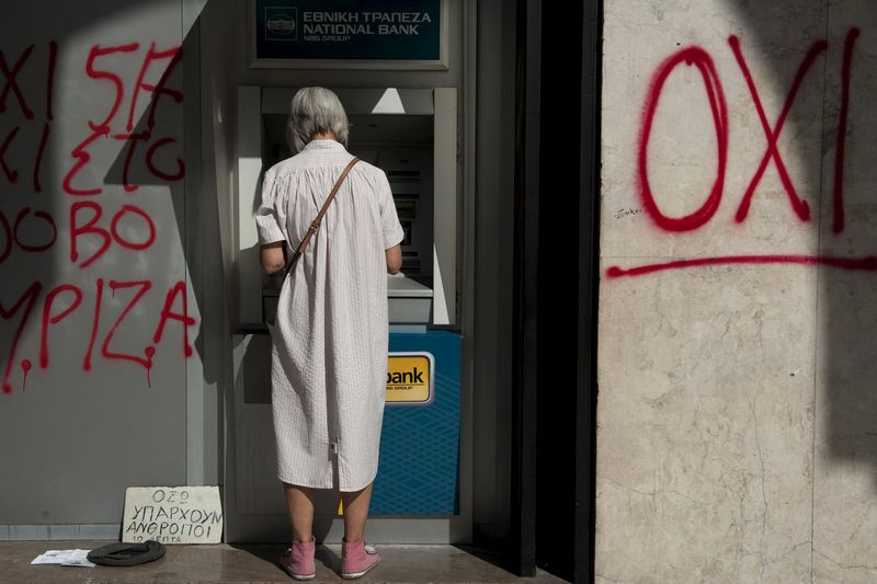 © Reuters. Mulher usando caixa automático na cidade de Thessaloniki, na Grécia