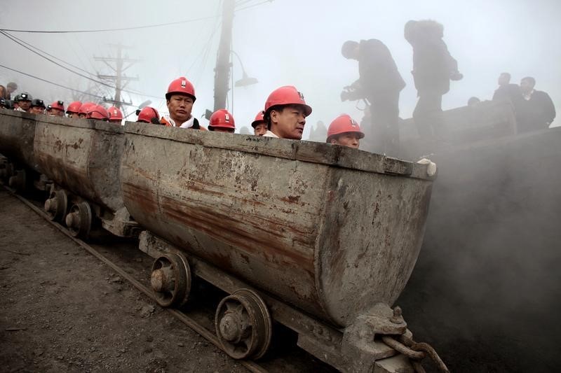 © Reuters. Trabalhadores entrando em mina em Hegang, na China