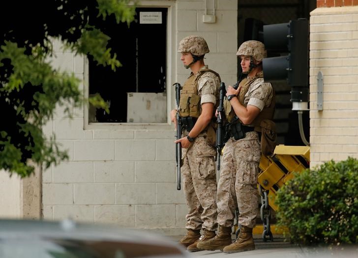 © Reuters. Militares em base naval em Washington durante o bloqueio