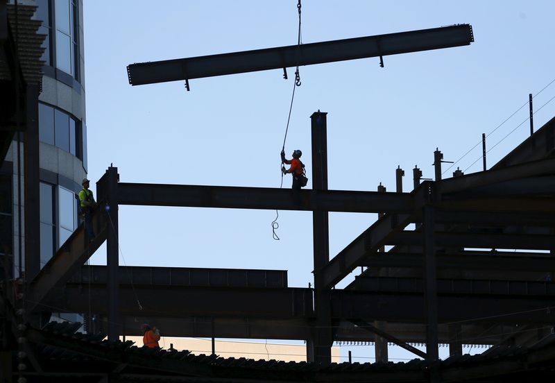 © Reuters. Workers help lower a steel beam as construction of Korean Air's 73-story 1.1 billion dollar Wilshire Grand Project continues in downtown Los Angeles