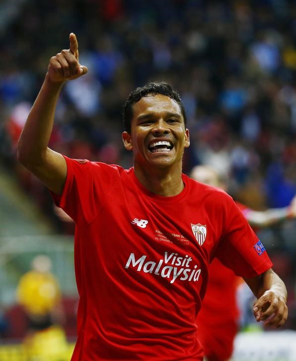 © Reuters. El Milan ficha a Carlos Bacca, del Sevilla