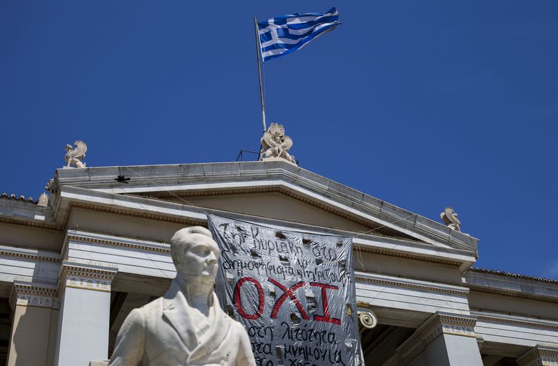 © Reuters. Los griegos, hacia el referéndum del domingo entre el enfado y la confusión