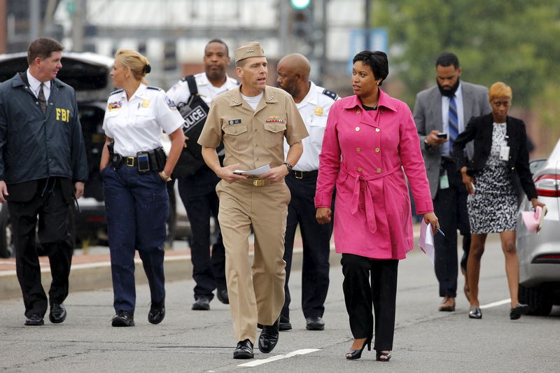 © Reuters. Bowser and Smith arrive to address the media following a lockdown at the U.S. Navy Yard in Washington