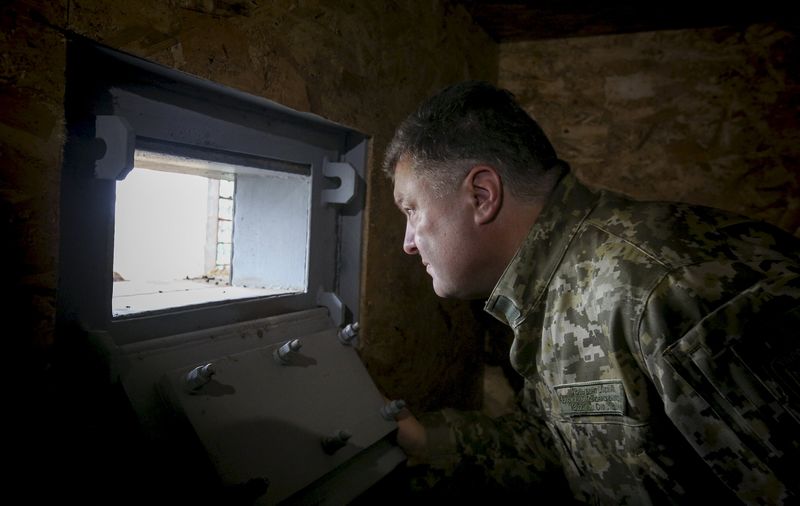 © Reuters. Ukrainian President Poroshenko inspects construction of fortification in Donetsk region