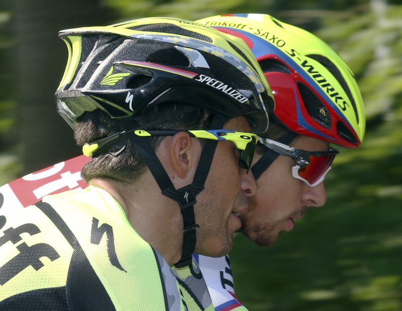 © Reuters. Tinkoff-Saxo riders Contador of Spain talks with his team mate Sagan of Slovakia during a team training session in Utrecht