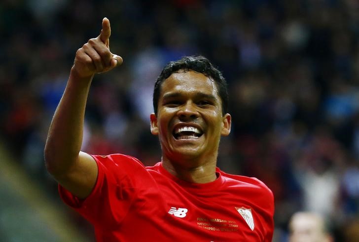 © Reuters. Bacca comemora gol marcado pelo Sevilla