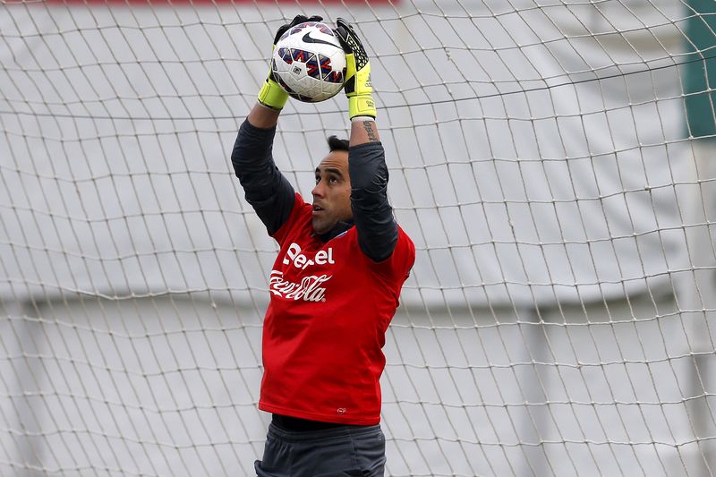 © Reuters. Si Chile cambia su estilo ante Argentina, regalaría la final de la Copa, dice Bravo