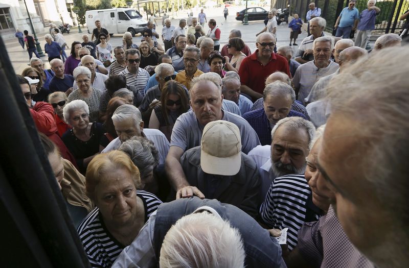 © Reuters. Aposentados aguardam em fila de banco em Atenas