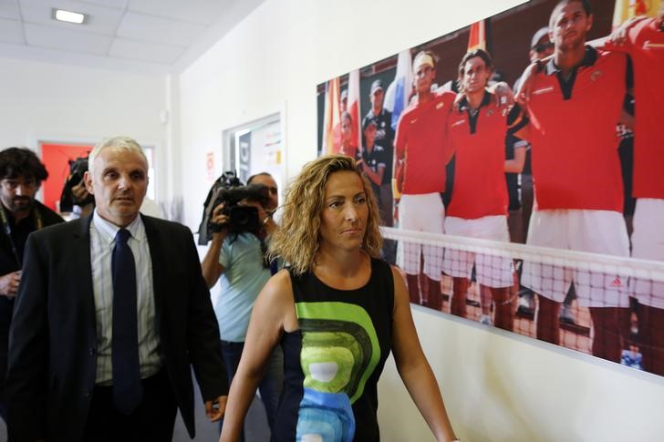 © Reuters. Spain's new Davis Cup captain, former women's Tour player Gala Leon walks next to Spanish Tennis Federation (RFET) president Jose Luis Escanuela before attending a news conference in Seville