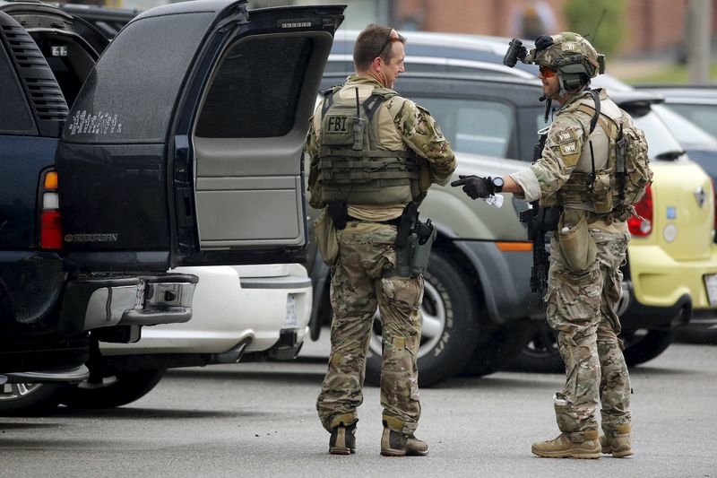 © Reuters. Integrantes do FBI atuam durante interdição de base naval em Washington