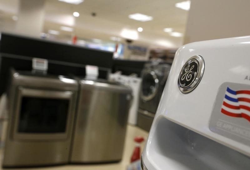 © Reuters. A General Electric appliance in seen in a Sears store in Schaumburg