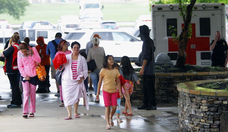 © Reuters. Pessoas deixam suas casas após trem descarrilar perto de Maryville