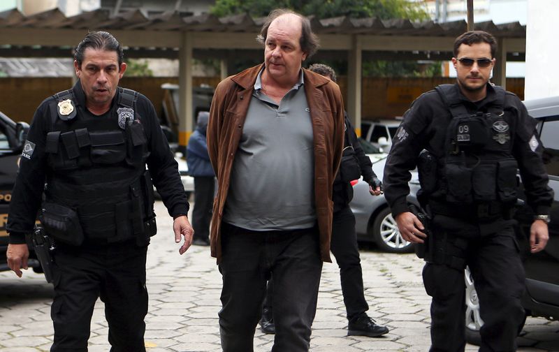 © Reuters. Jorge Zelada, ex-diretor da Petrobras, levado pela Polícia Federal em Curitiba