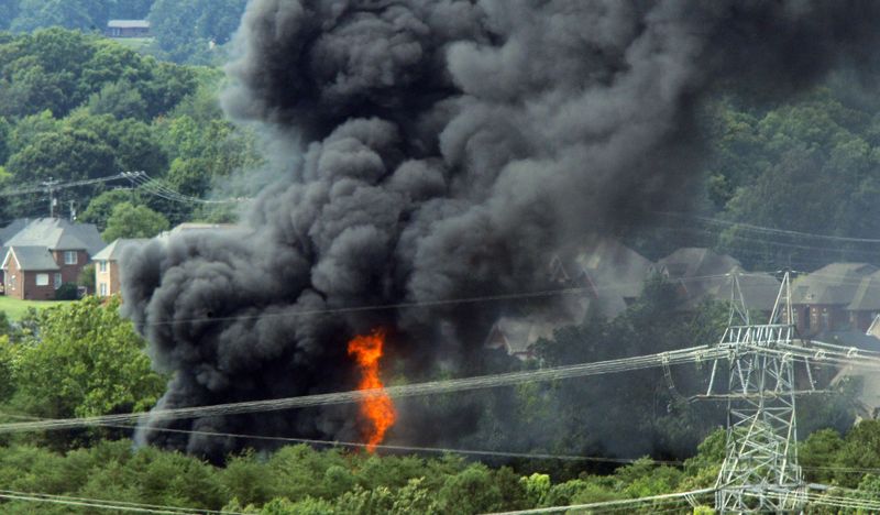 © Reuters. Smoke and flames erupt from the site of a train derailment near Maryville, Tennessee