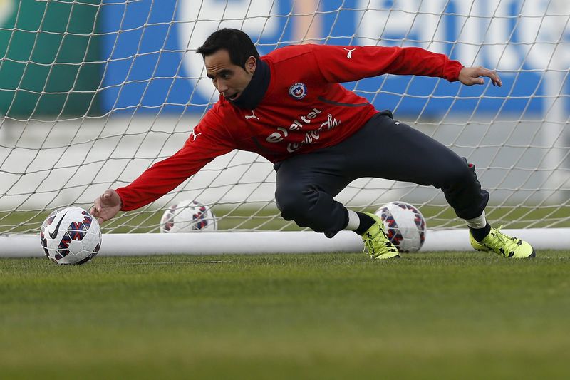 © Reuters. Goleiro do Chile, Claudio Bravo, treina em Santiago