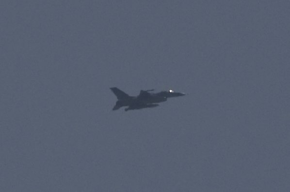 © Reuters. A fighter jet flies above Egypt's North Sinai as seen from across the border in southern Israel 