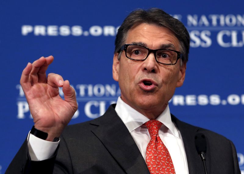 © Reuters. Republican presidential candidate and former Texas Gov. Rick Perry discusses his economic plan at a National Press Club luncheon speech in Washington