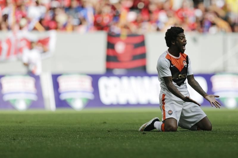 © Reuters. Luiz Adriano, do Shakhtar Donetsk, durante partida contra o Flamengo no Estádio Nacional Mané Garrincha