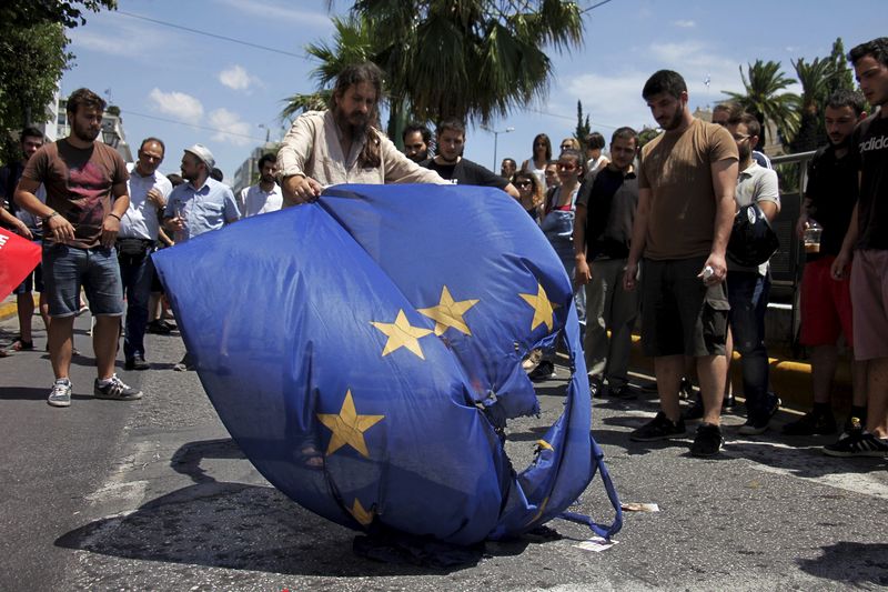 © Reuters. Manifestantes contrários à UE queimam uma bandeira do bloco europeu na Grécia