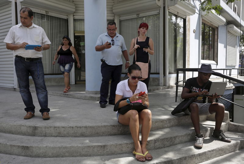 © Reuters. Cubanos usam Internet por meio de sinal de Wi-Fi público