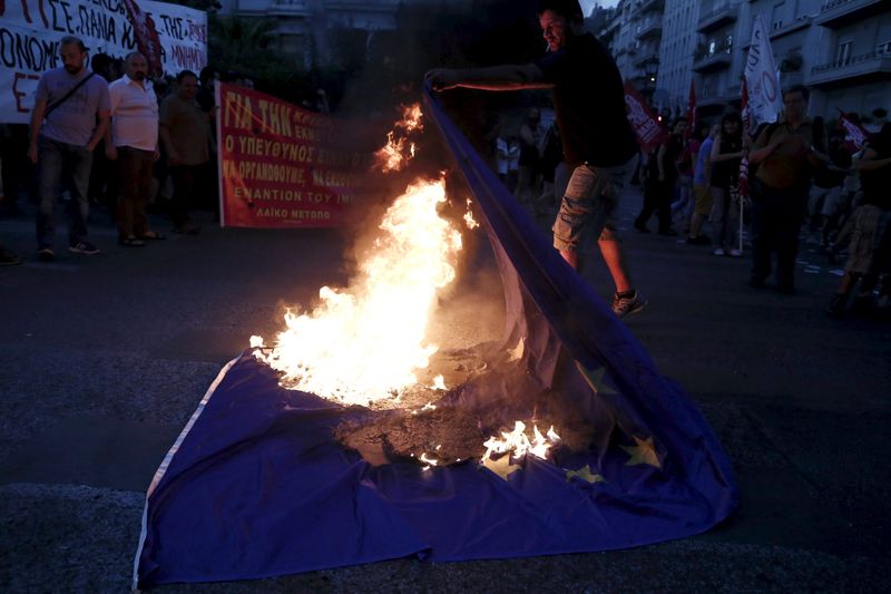 © Reuters. El FMI advierte de un enorme agujero financiero antes del referéndum en Grecia